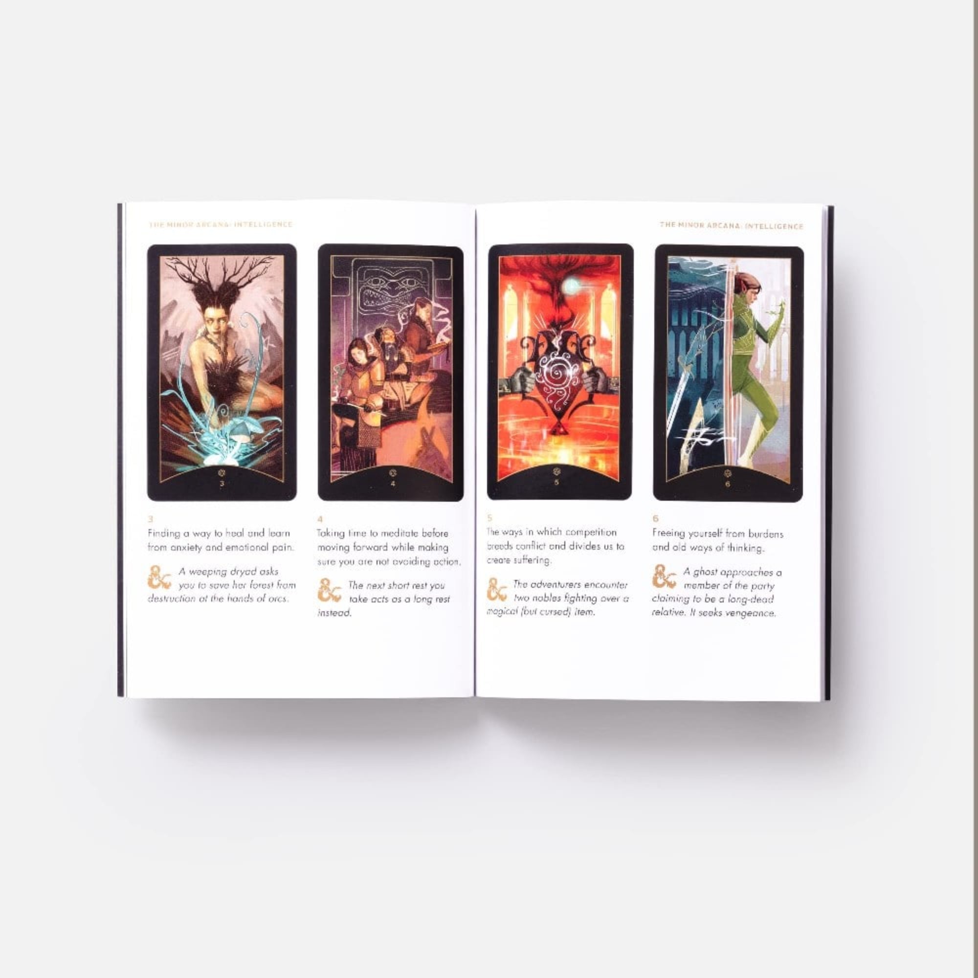 Ez a kép a The Dungeons & Dragons Tarot Deck részletes útmutatójának egy oldalpárját mutatja be. A nyitott könyv négy különböző tarot lapot és azok jelentését ismerteti – mindegyik laphoz társul egy hagyományos értelmezés és egy kalandötlet is, amely tökéletesen illeszkedik a Dungeons & Dragons fantasy világához.

A bal oldali lap (3-as) például az érzelmi fájdalom és szorongás leküzdésére buzdít, míg a hozzá tartozó kalandban egy szárazád kér segítséget a fák megmentéséhez. 