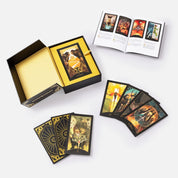 Ez a kép a The Dungeons & Dragons Tarot Deck elegáns csomagolását és tartalmát mutatja be. A bal oldalon látható a stílusos fekete-arany doboz, amely aranyszínű belsővel és kihúzható szalaggal biztosítja a kártyák könnyű kiemelését. A középen látható kártyalap, a "The Lovers", gyönyörű illusztrációjával hívja fel magára a figyelmet.
A jobb felső sarokban egy nyitott útmutató könyvecske szerepel, amely a tarot lapok jelentését és értelmezését segíti, színes példákkal.