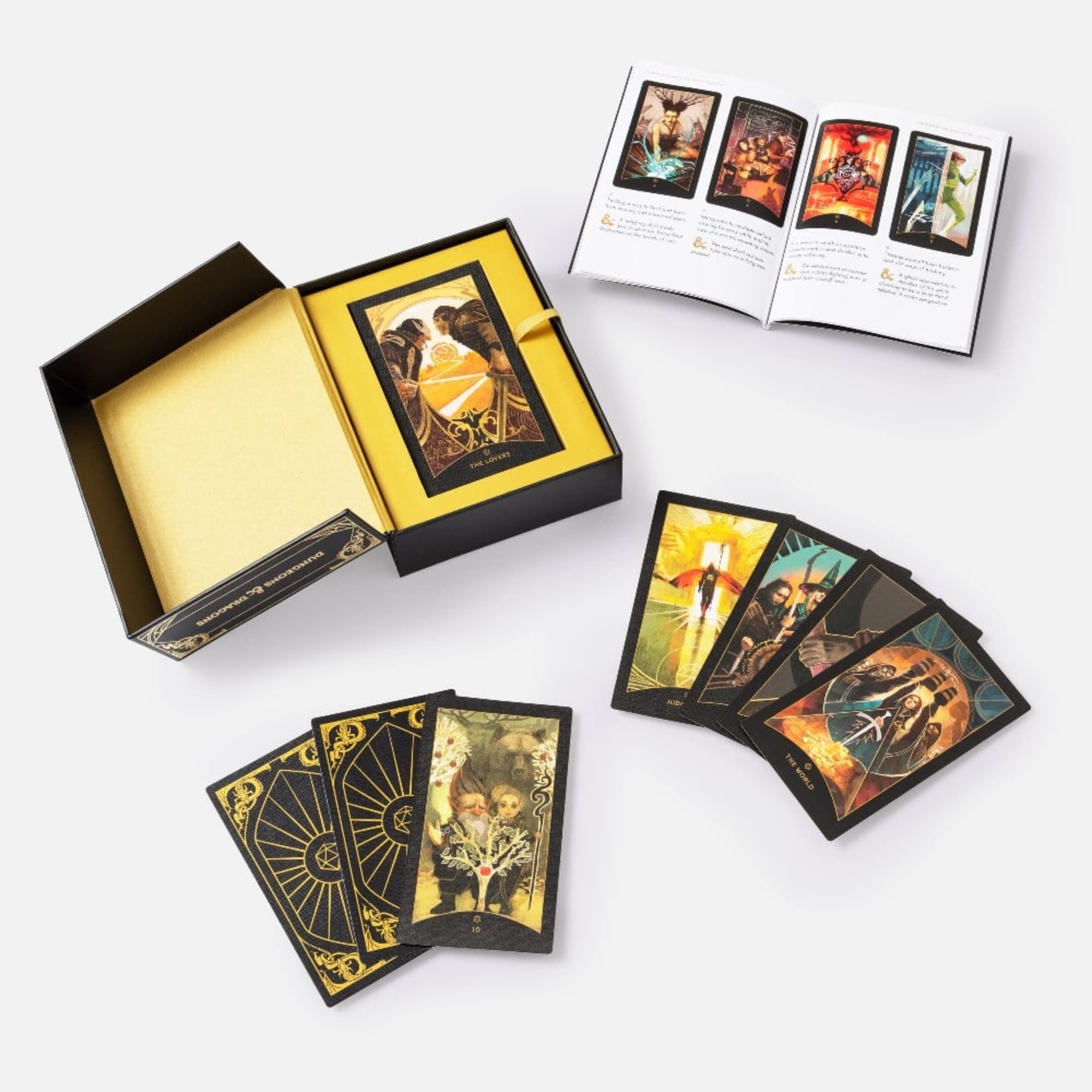 Ez a kép a The Dungeons & Dragons Tarot Deck elegáns csomagolását és tartalmát mutatja be. A bal oldalon látható a stílusos fekete-arany doboz, amely aranyszínű belsővel és kihúzható szalaggal biztosítja a kártyák könnyű kiemelését. A középen látható kártyalap, a "The Lovers", gyönyörű illusztrációjával hívja fel magára a figyelmet.
A jobb felső sarokban egy nyitott útmutató könyvecske szerepel, amely a tarot lapok jelentését és értelmezését segíti, színes példákkal.