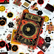 The Gang kooperatív pókerjáték doboza felülnézetből, körülötte játékkártyák és pókerzsetonok mintázata.