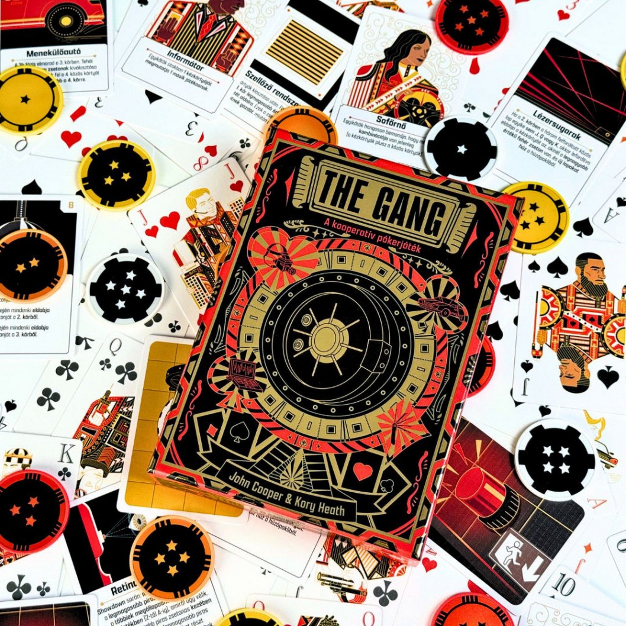 The Gang kooperatív pókerjáték doboza felülnézetből, körülötte játékkártyák és pókerzsetonok mintázata.