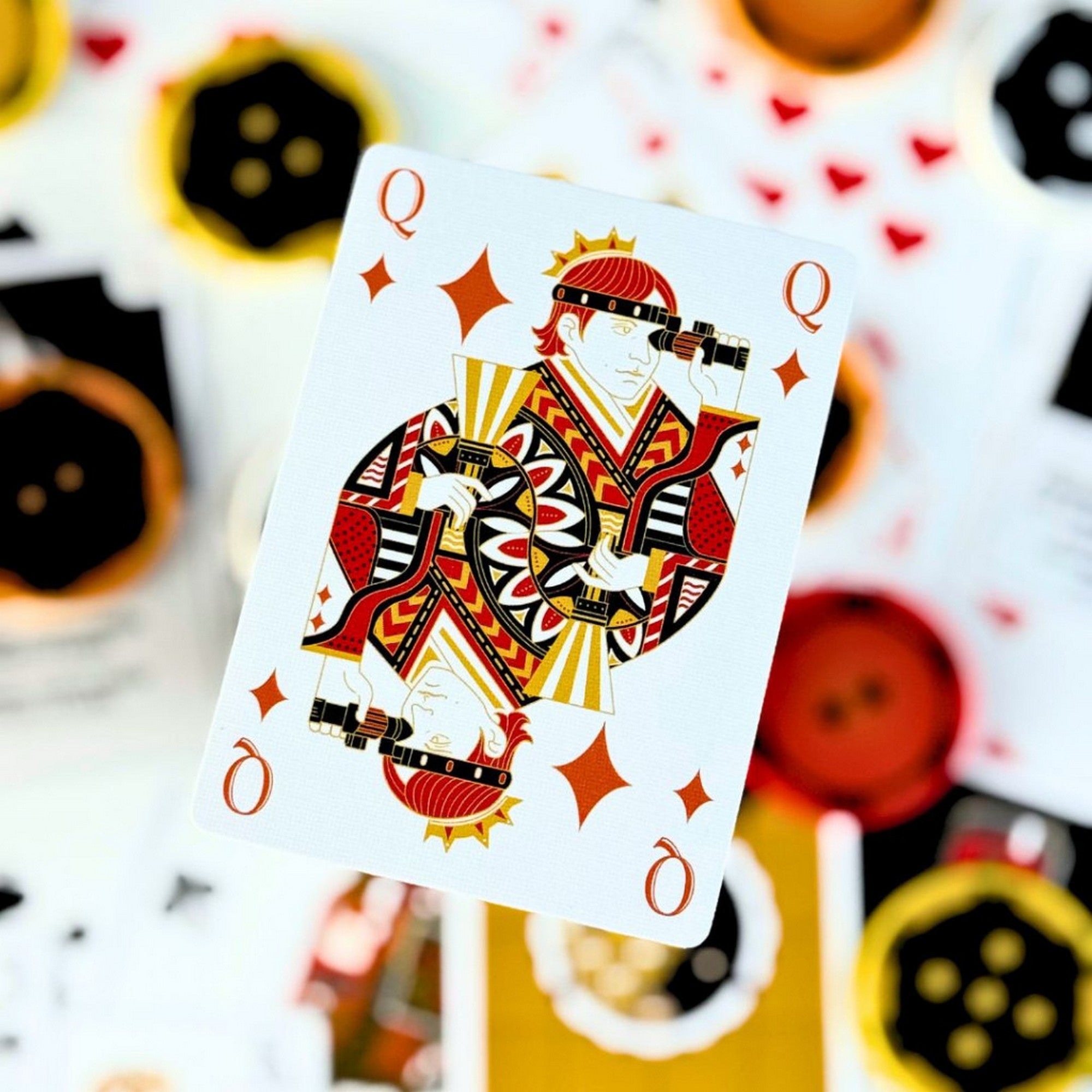 The Gang kooperatív pókerjáték királynő (Q) játékkártyája részletközelből, stilizált grafikai dizájnnal.