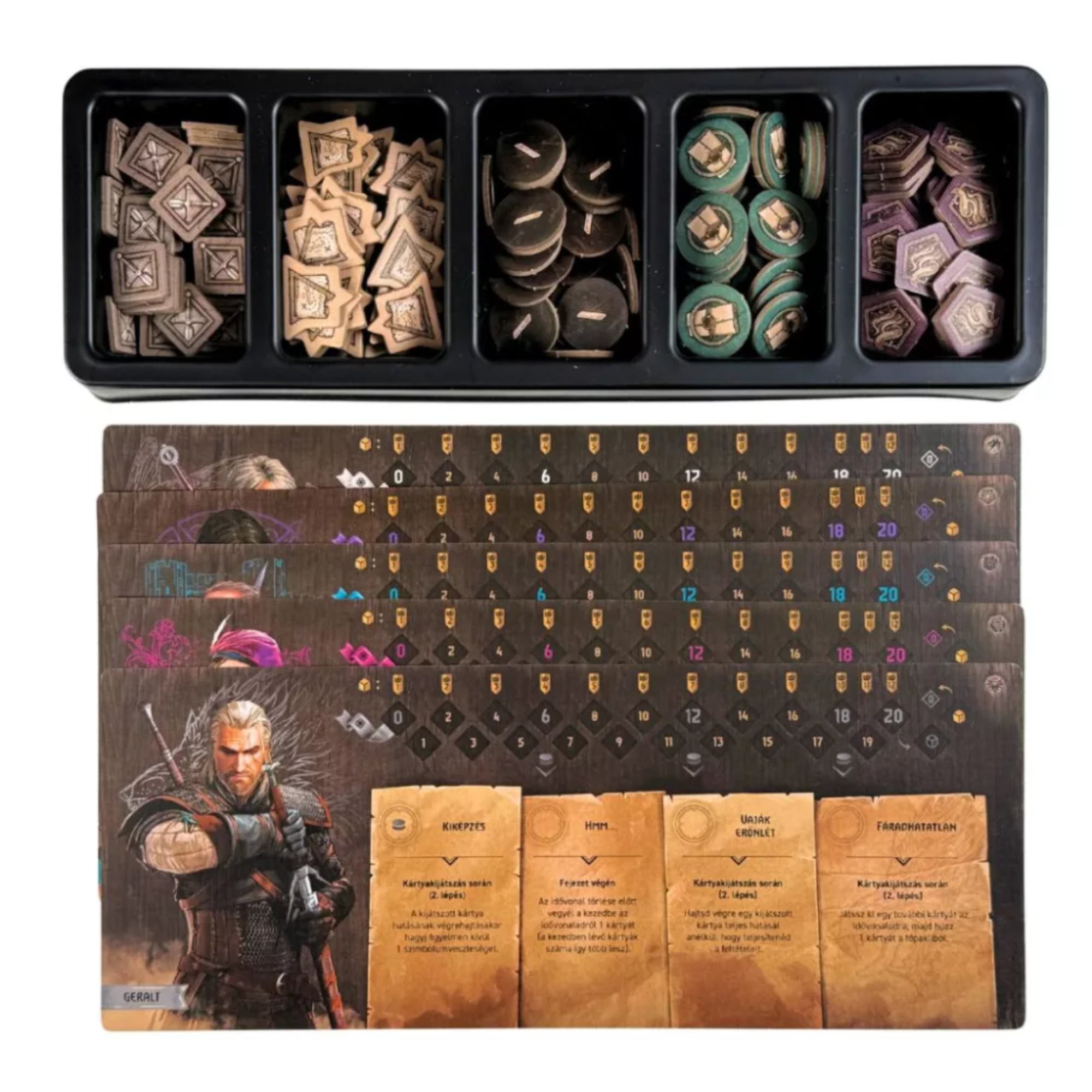 A The Witcher: A végzet útja társasjáték alkatrészei, köztük karaktertáblák Geralt portréjával és különféle jelölők rendezve egy tálcában