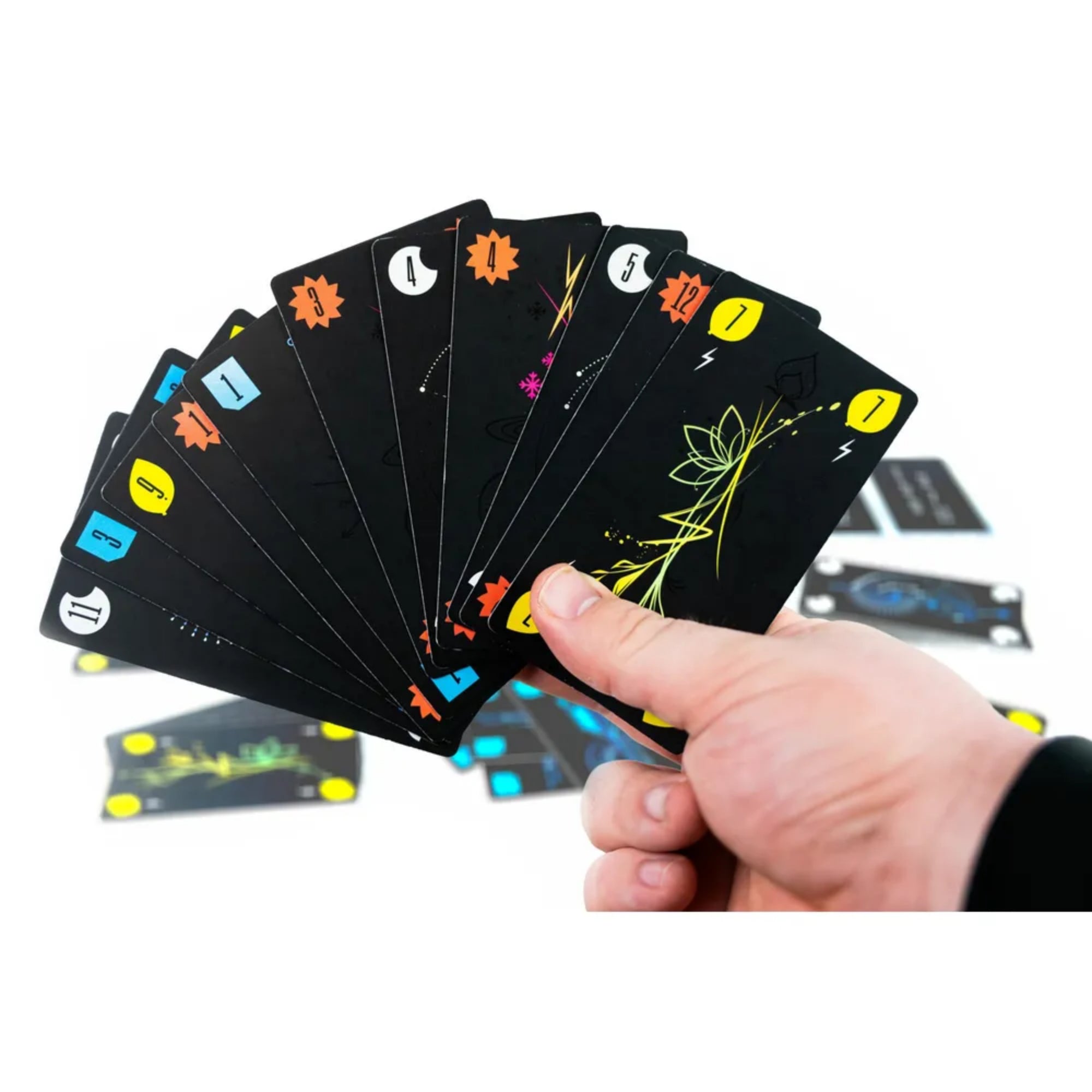 Tricky Twist játékkártyák kézben tartva, számozott és színes szimbólumokkal