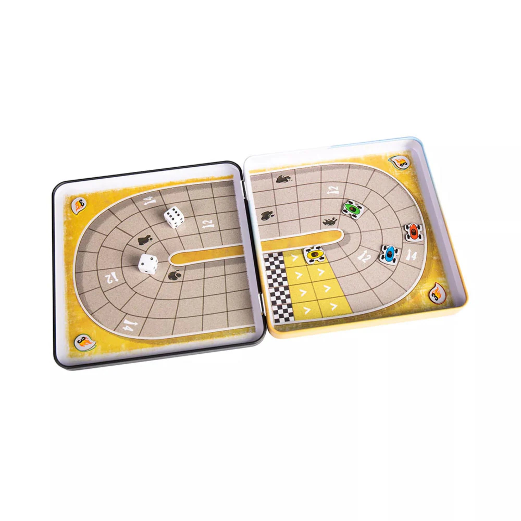 Magnetic Turbo – kinyitott fémdoboz, mágneses versenypályával, dobókockákkal és színes autófigurákkal játék közben.