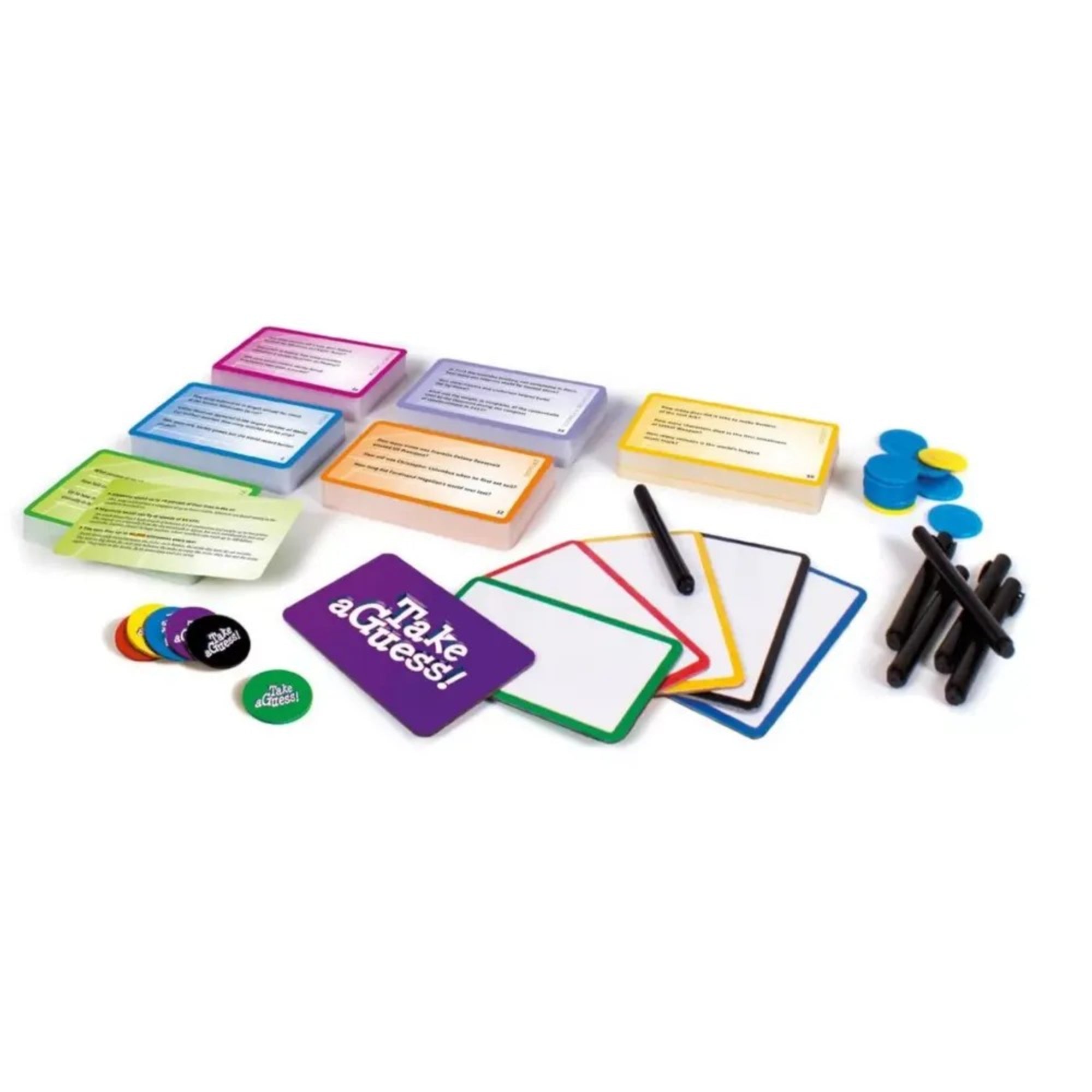 Tuti tipp! társasjáték játékelemek közelről: színes kérdéskártyák, jegyzetlapok, zsetonok és filcek játékra előkészítve