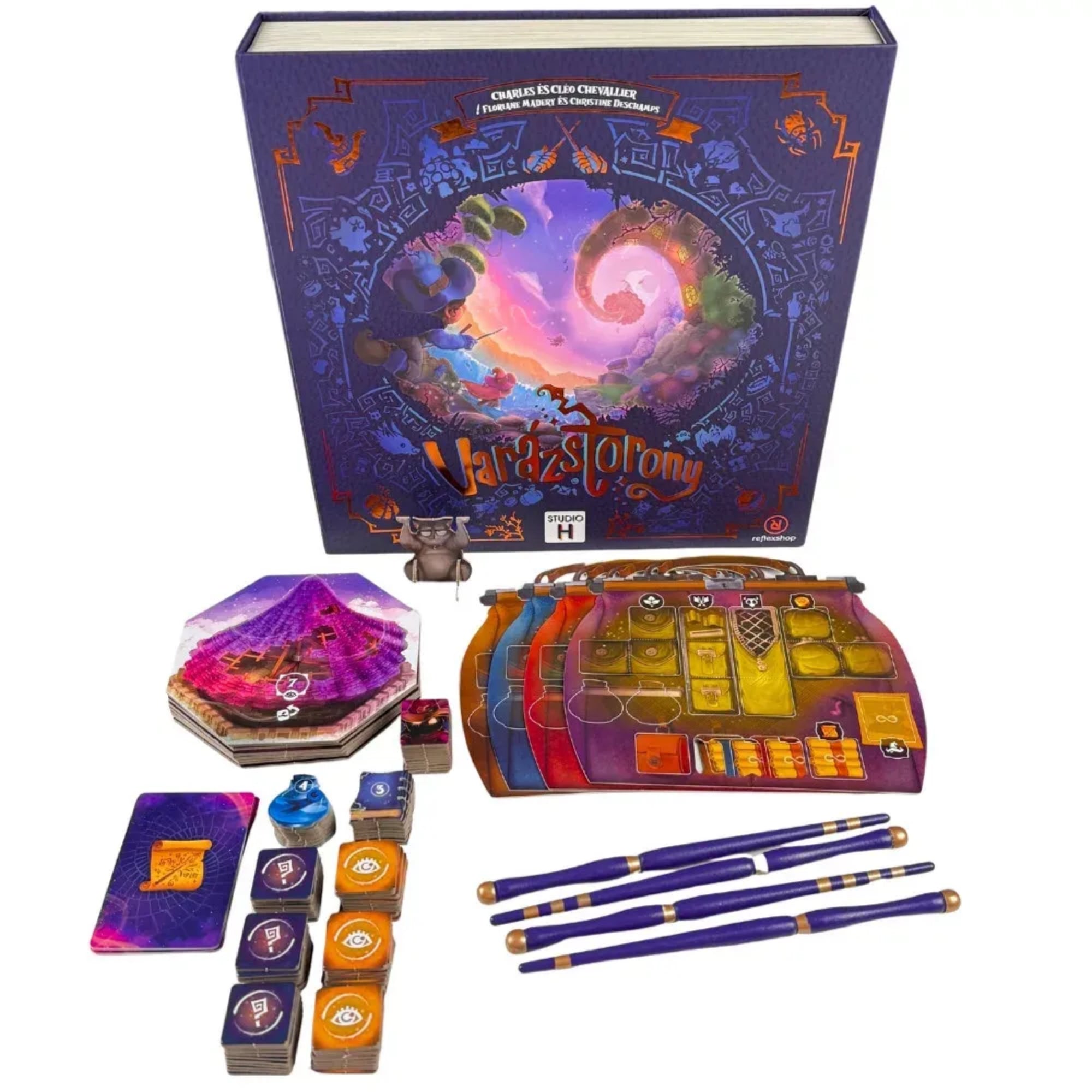 Varázstorony társasjáték teljes tartalma kiterítve, doboz, torony elemek, játékos táblák, mágikus kártyapaklik, zsetonok, jelölők és négy varázspálca fehér háttéren.