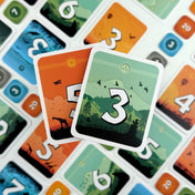 VERSO társasjáték számozott kártyái közelről, természetes tájakat ábrázoló illusztrációkkal.