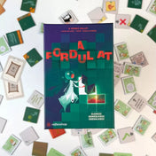 A Fordulat társasjáték doboza felülnézetből, körülötte szétterített rejtvénylapkák és kártyák, amelyek három külön világot képviselnek.