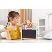 Kislány játszik a PolarB 3 az 1-ben matematikai készségfejlesztő abakusszal, a forgatható számkockákat és a táblát használva.