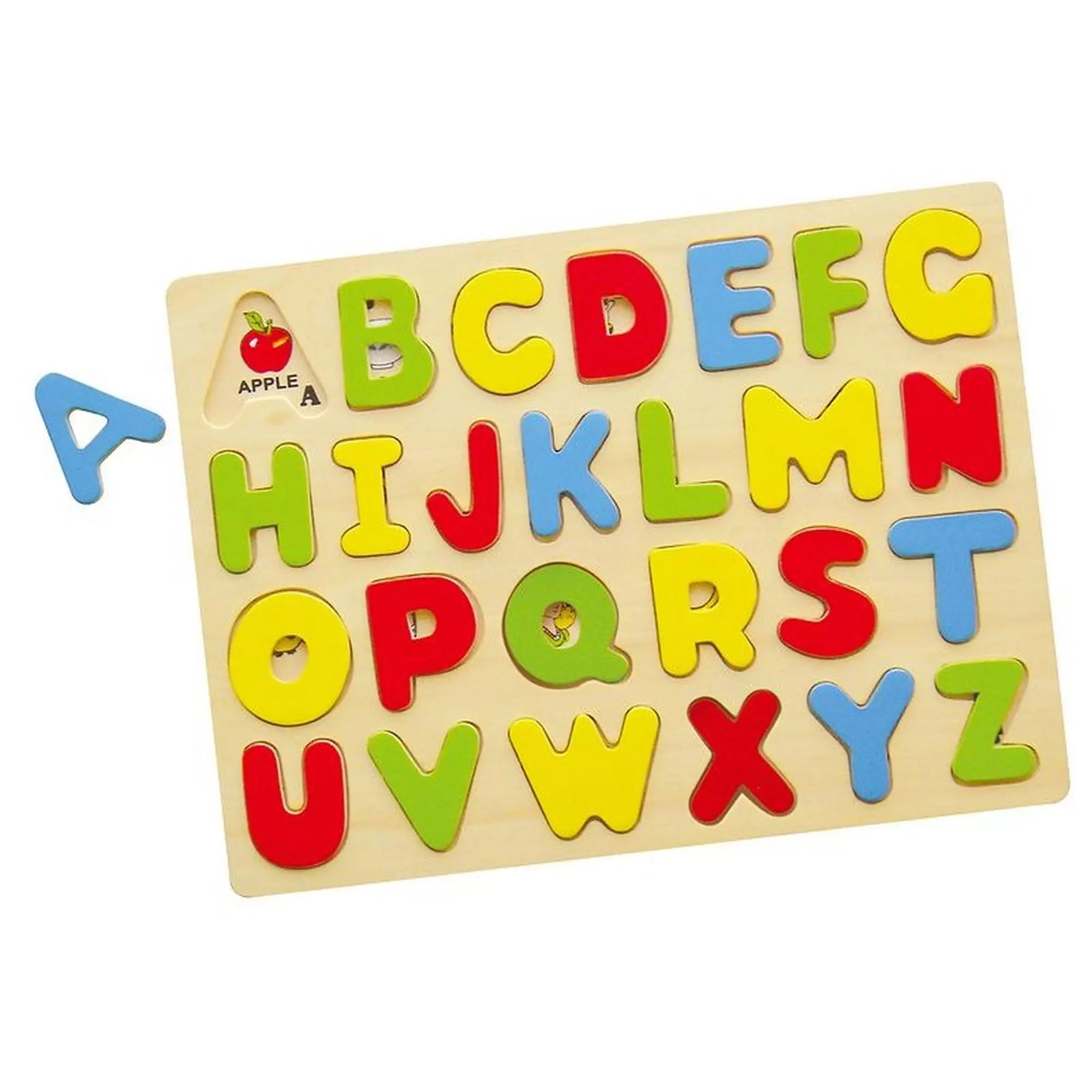 ABC betűi fa puzzle, Viga (közeli kép) – Egy fából készült betűkirakó, ahol az "A" betű ki van emelve a helyéről, szemléltetve a játék működését.