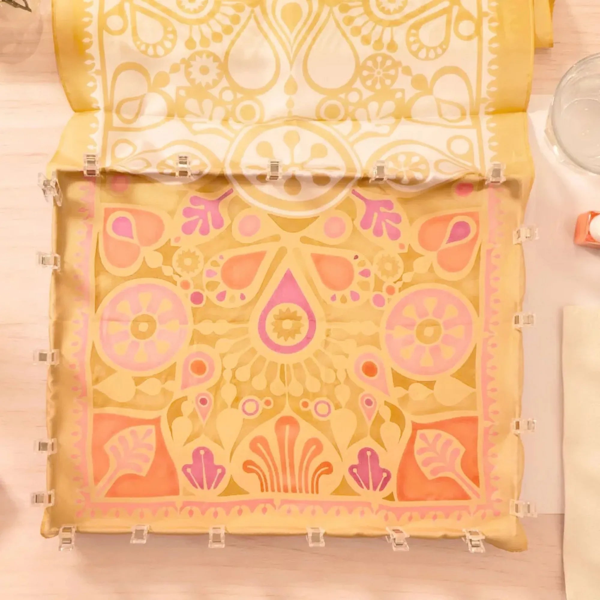 Atelier 11 selyemfestő készlet felnőtteknek selyemkendő rögzítése csipeszekkel munka közben