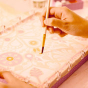 Atelier 11 selyemfestő készlet felnőtteknek festés közbeni részlet, ecsettel felvitt minta