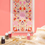 Atelier 11 selyemfestő készlet felnőtteknek kész mintával és festőeszközökkel az asztalon.