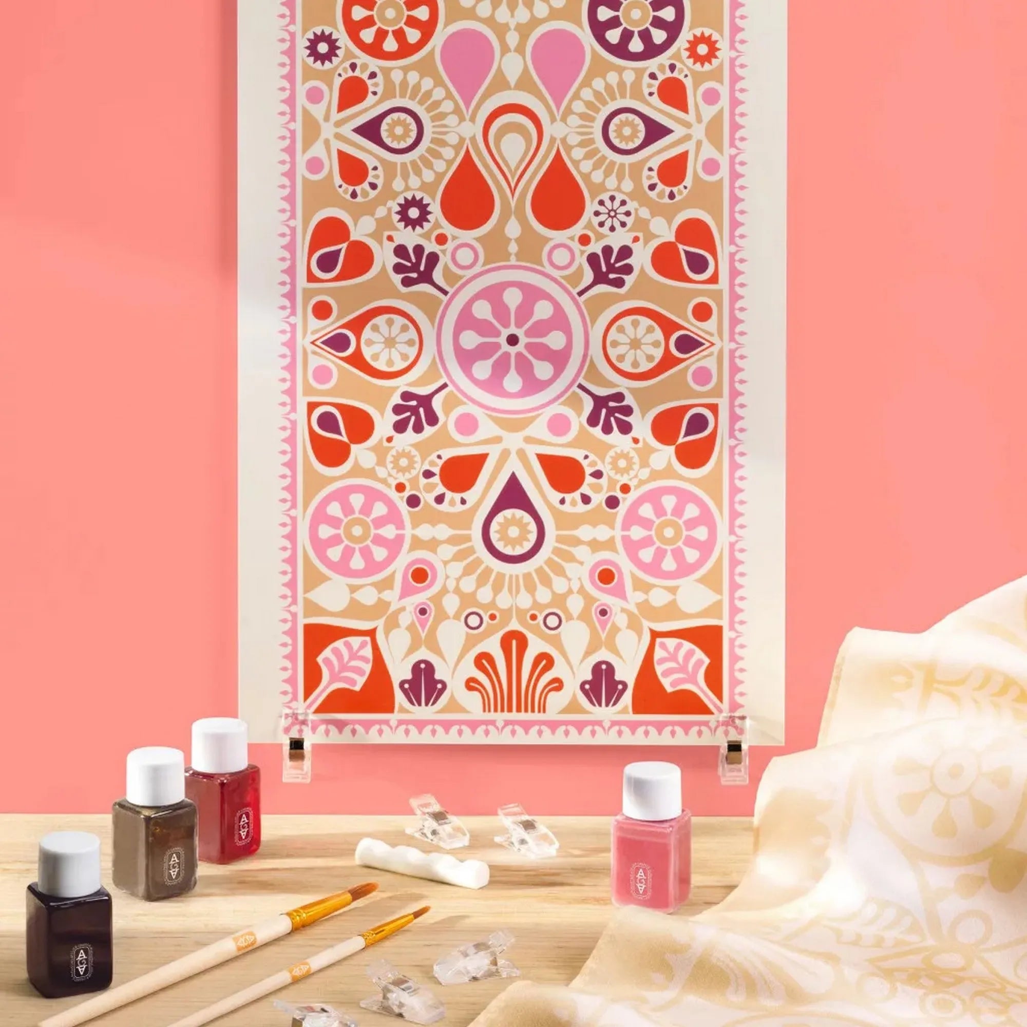 Atelier 11 selyemfestő készlet felnőtteknek kész mintával és festőeszközökkel az asztalon.