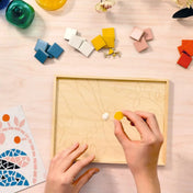 Atelier 72 mozaikkészítő felnőtteknek: Szitakötő – mozaiklap felhelyezése a fa alapra, a szitakötő mintarajz mentén.