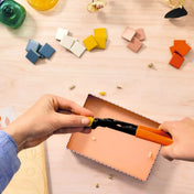 Atelier 72 mozaikkészítő felnőtteknek: Szitakötő – mozaiklapok darabolása fogóval, különböző színű elemek az asztalon.