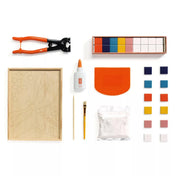 Atelier 72 mozaikkészítő felnőtteknek: Szitakötő – a készlet teljes tartalma rendszerezve: fa alap, mozaiklapok, ragasztó, szerszámok és kiegészítők.