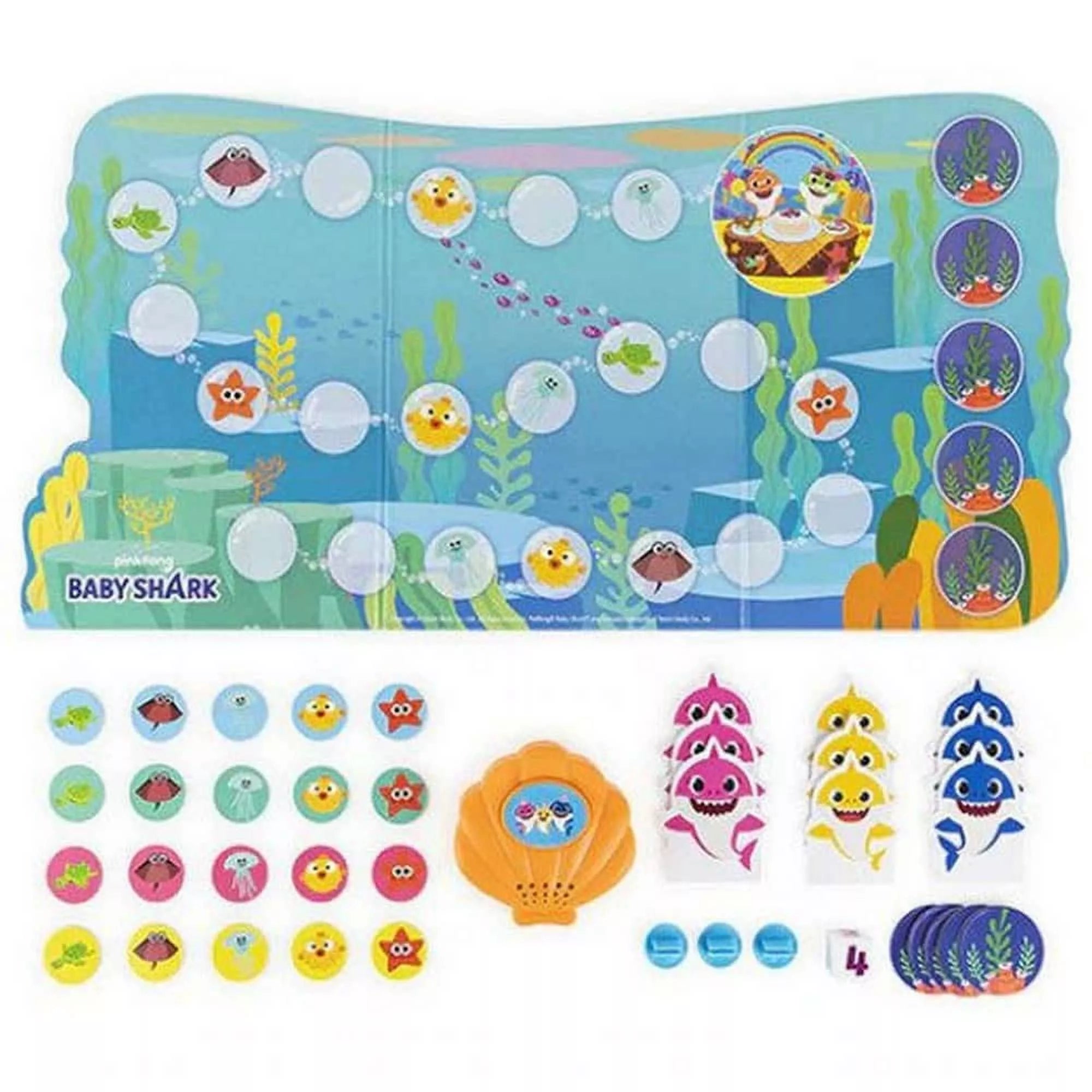 A Baby Shark: Party at the Reef játéktábla és elemei kiterítve: színes korallzátony mintás pálya, arany kagyló alakú zenei egység, különböző állatos zsetonok, dobókocka és cápafigurák.