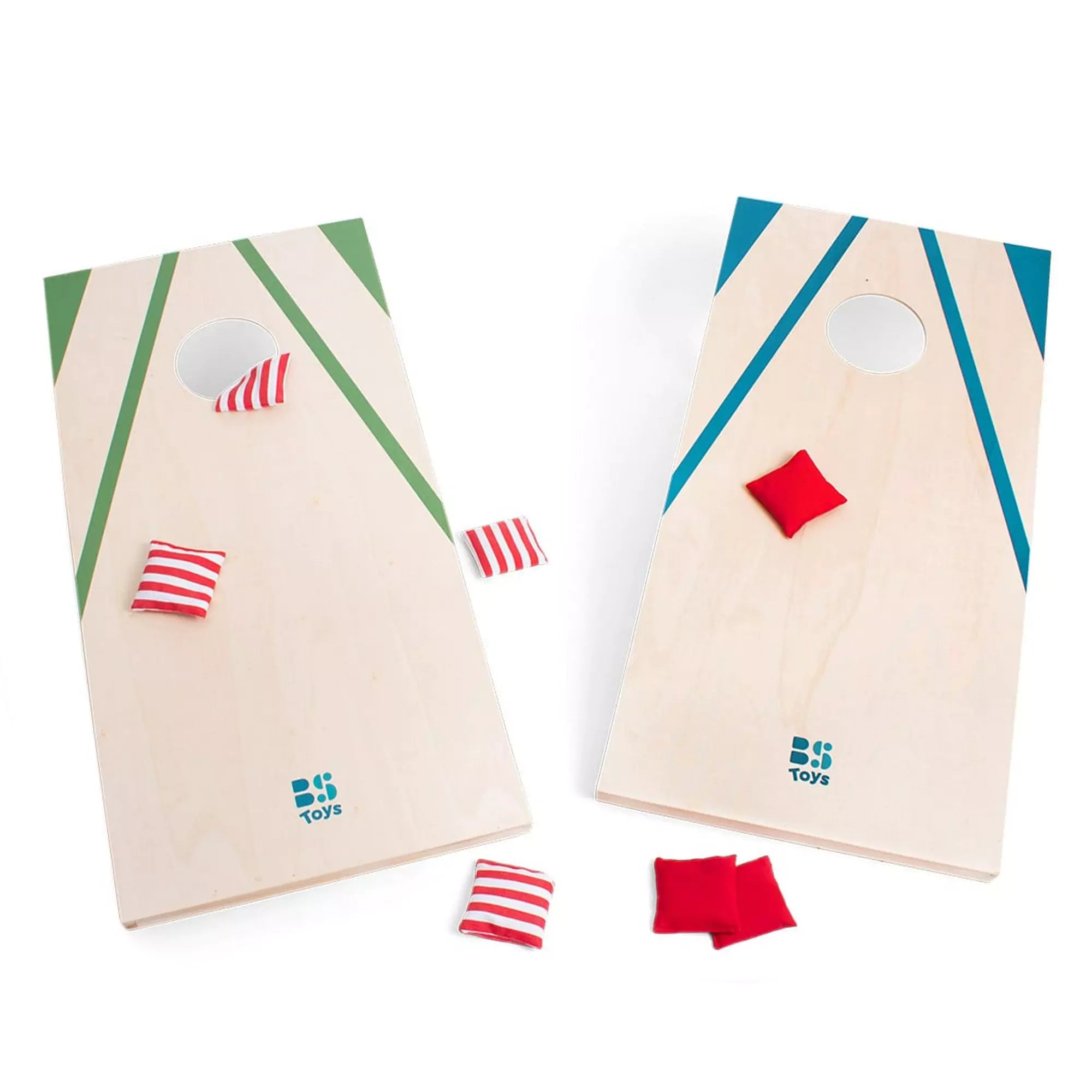 Két fából készült cornhole dobótábla zöld és kék mintával, körülöttük piros és piros-fehér csíkos babzsákok hevernek.