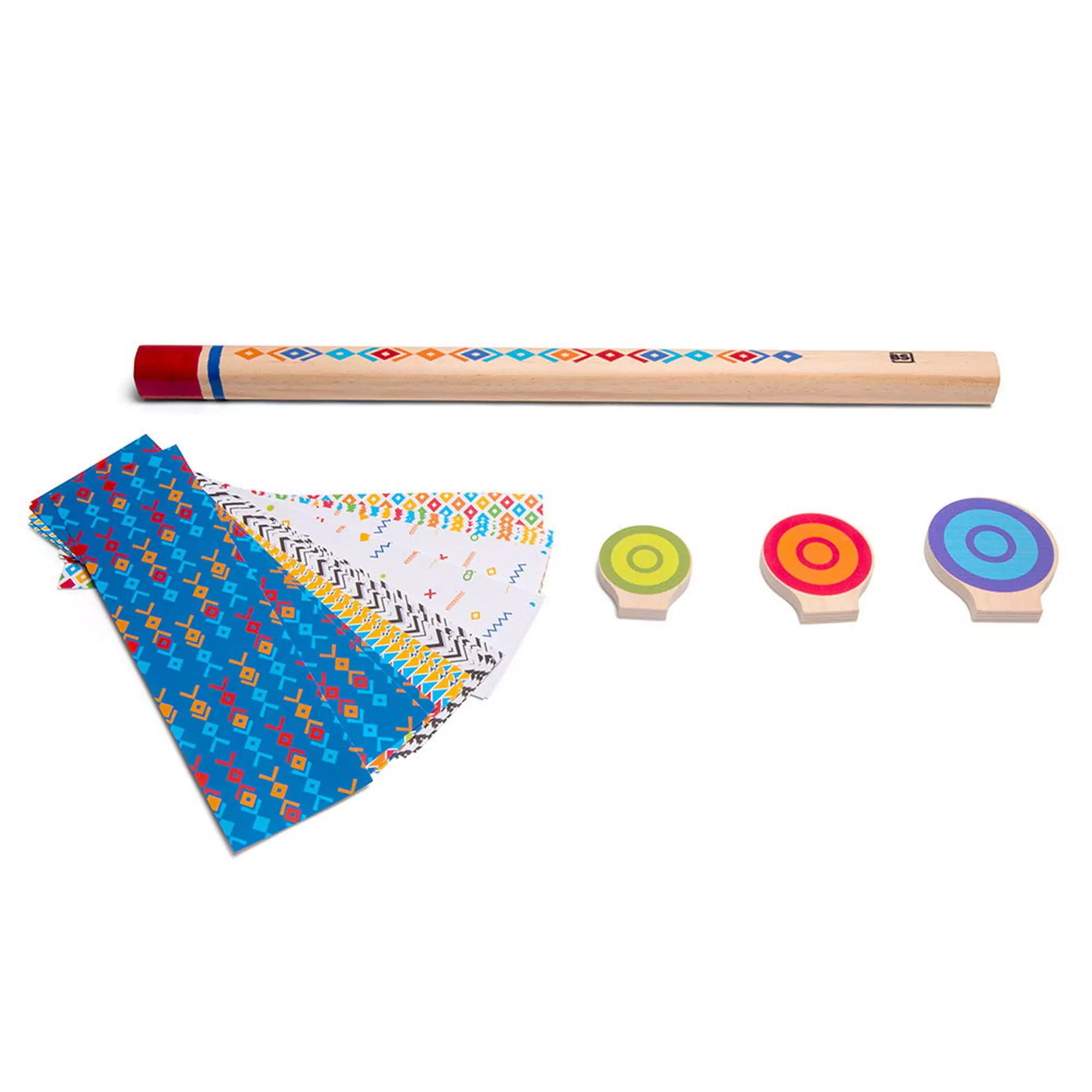 „Blow Darts, Fúvócsővel és nyilakkal játszható célba lövő játék BS Toys – színes célpontok, mintás papírok és fa fúvócső kiegészítőkkel”