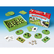 A Bociterelgető társasjáték tartalma: zöld legelőlapkák, fa bocik, dobókockák, kártyák és a nyitott dobozban elhelyezett bábuk.