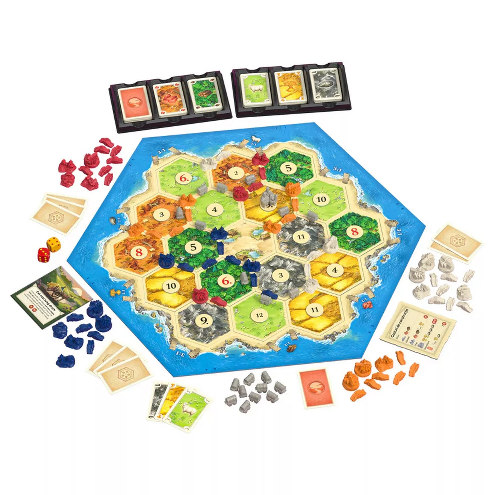A Catan: Negustori și barbari kiegészítő teljes játéktáblája felülnézetből. Láthatók a hatszögletű erőforráslapkák, a különböző színű telepes figurák, karavánok, kockák és kártyák, amelyek a stratégiai játék menetét illusztrálják.