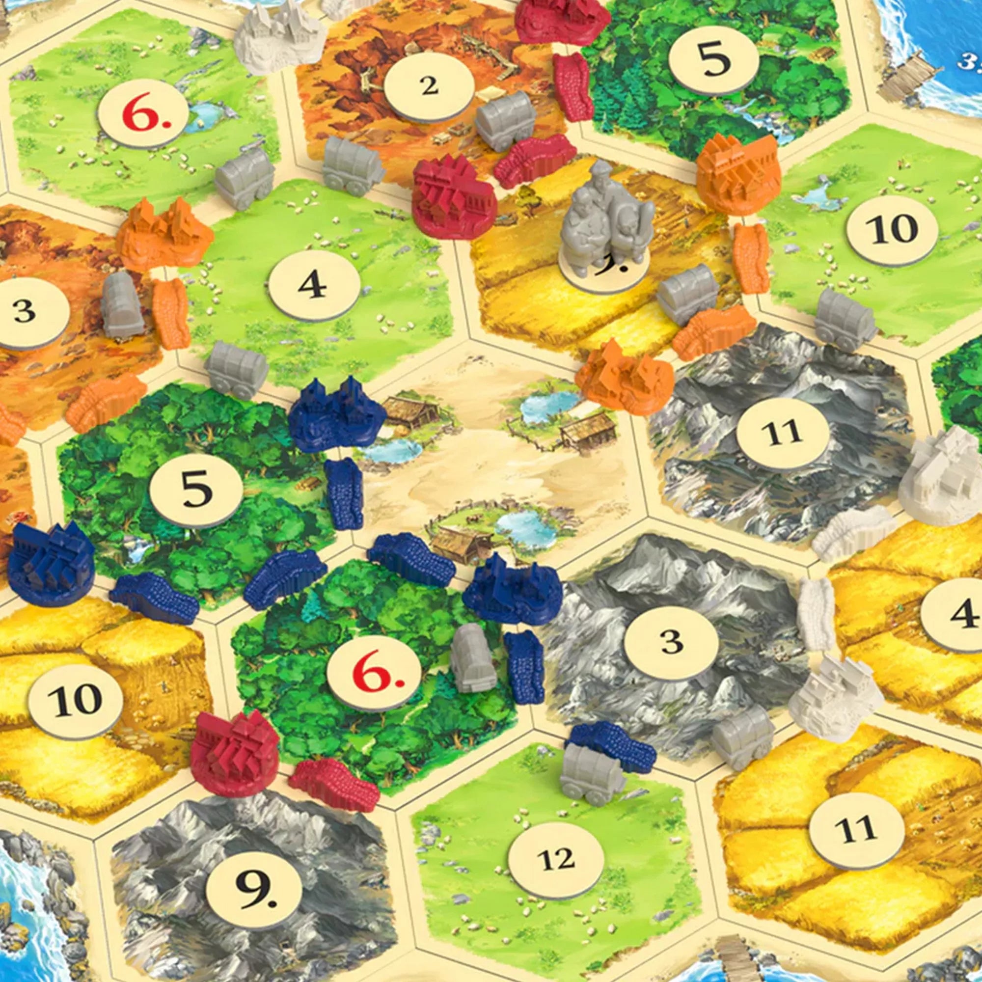 A Catan: Negustori și barbari játéktábla részlete közelről, színes hatszögletű területekkel, városokkal, lovas figurákkal és karavánokkal. A kép jól szemlélteti a játék gazdag, részletes megjelenését és a különböző stratégiai elemeket.