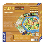 A Catan: Orașe și cavaleri – román nyelvű kiegészítő dobozának hátoldala, amely bemutatja a játéktáblát, a komponenseket és a leírást román nyelven. Láthatók a kártyák, figurák és a Kosmos logó is.