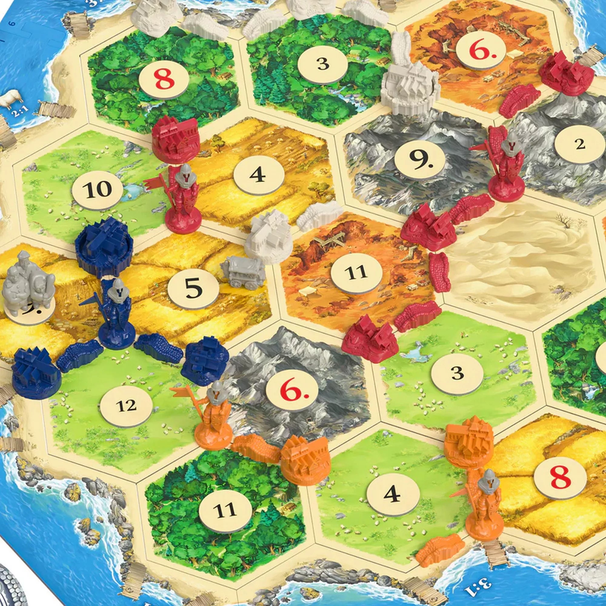 A Catan: Orașe și cavaleri játéktábla részlete közelről, különböző színű város- és lovagfigurákkal, erődítményekkel és mezőlapokkal. A kép jól mutatja a játék stratégiai elemeit és részletgazdag kialakítását.