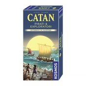 A Catan: Pirați și exploratori – 5–6 jucători kiegészítő doboza, amelyen naplementében hajózó vitorlások láthatók. A borítón a Catan logó és a Kosmos kiadó emblémája szerepel.