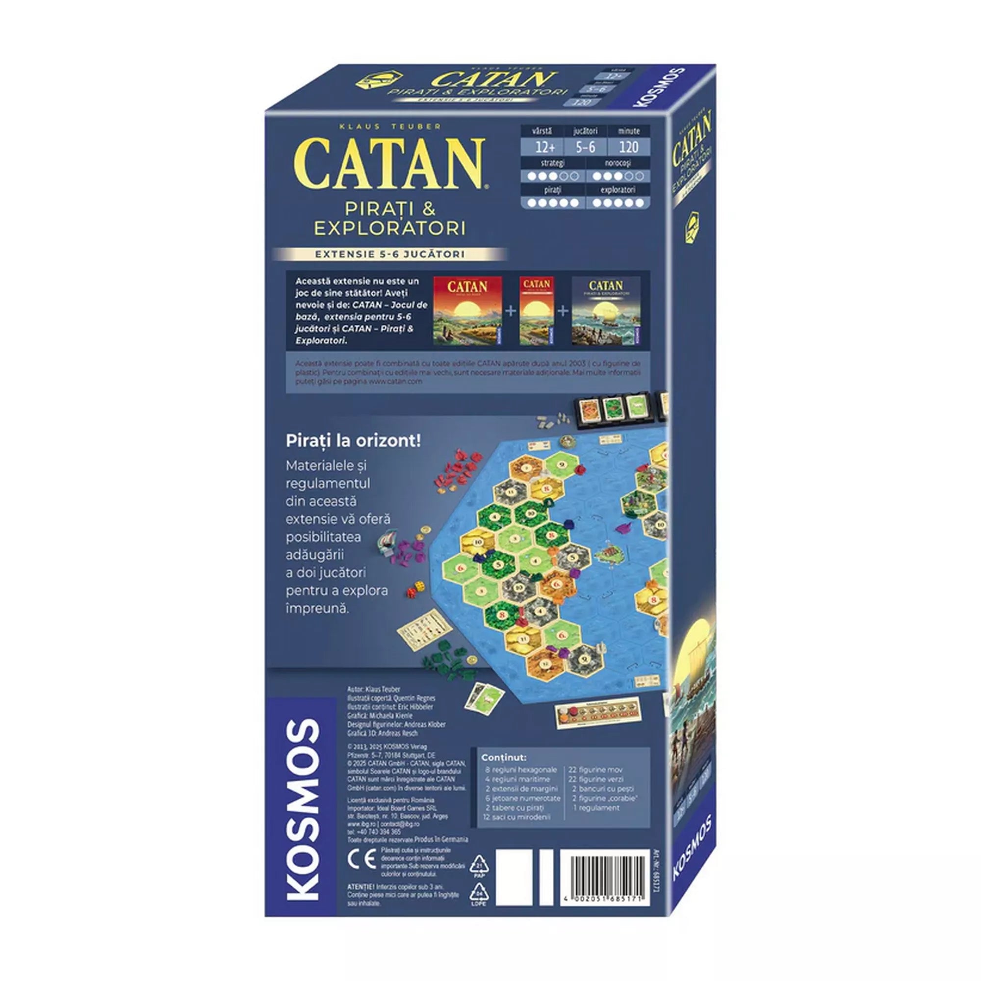 A Catan: Pirați și exploratori – 5–6 jucători kiegészítő dobozának hátoldala, bemutatva a játéktáblát, a komponenseket és a rövid leírást román nyelven. A Kosmos logó és a játék jellemzői is láthatók.