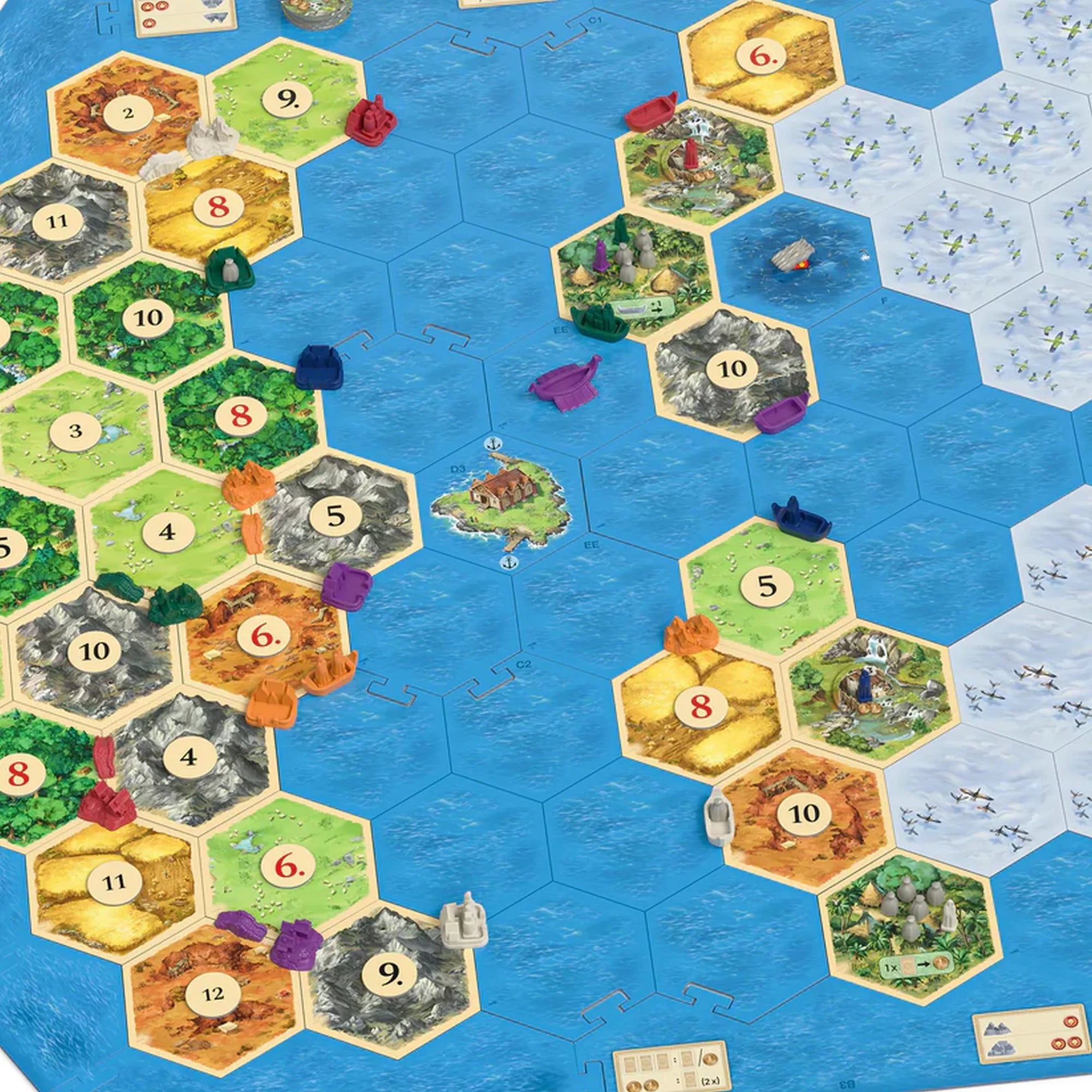 A Catan: Pirați și exploratori játéktábla részlete közelről, színes hatszögletű lapkákkal, városokkal, kikötőkkel és különböző színű hajófigurákkal, amelyek a felfedezést és a kereskedelmet szimbolizálják.