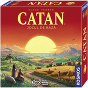 A Catan telepesei Új 2025-ös román nyelvű kiadásának doboza. A borítón naplementés táj látható, mezőkkel, hegyekkel és telepesekkel, KOSMOS logóval.