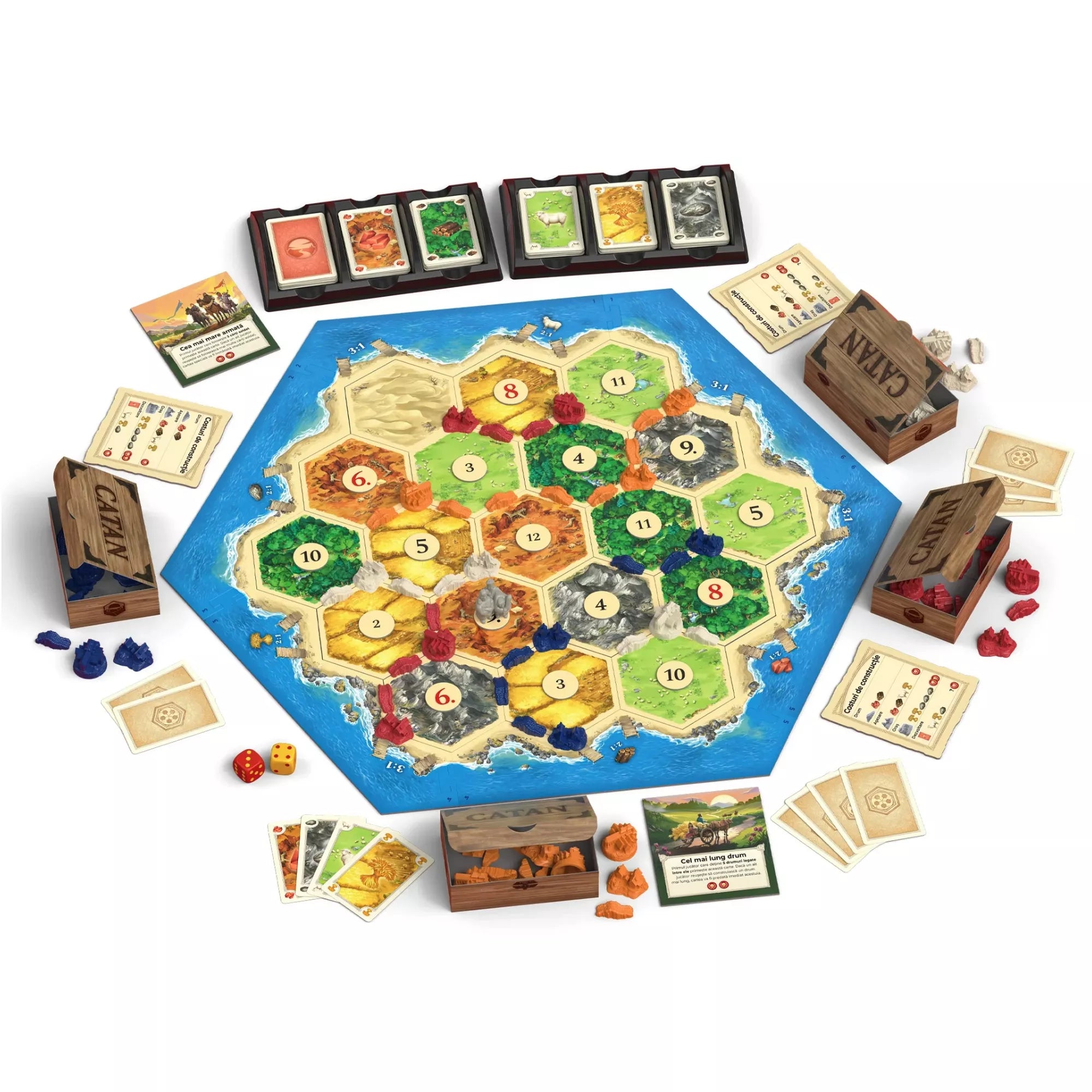 A Catan társasjáték teljes játéktáblája, hatszögletű mezőkkel, nyersanyagkártyákkal, dobókockákkal és színes kolóniákkal berendezve a játék közbeni állapotban.