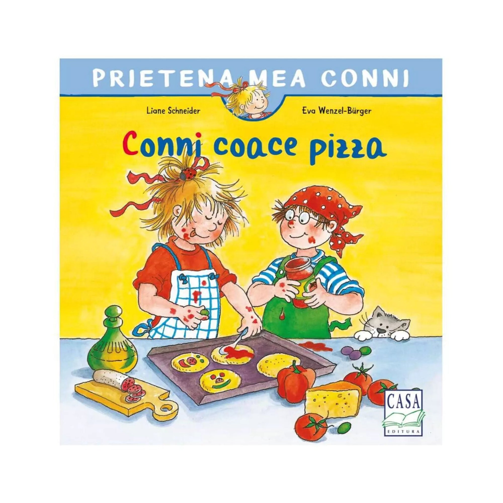 A képen a „Prietena mea Conni – Conni coace pizza” című gyerekkönyv borítója látható. A vidám illusztráción Conni és egy barátja pizzát sütnek a konyhában: Conni kötényben a tepsibe helyezi a kerek pizzákat, míg a másik gyerek piros pöttyös kendőben paradicsomszószt ken.
