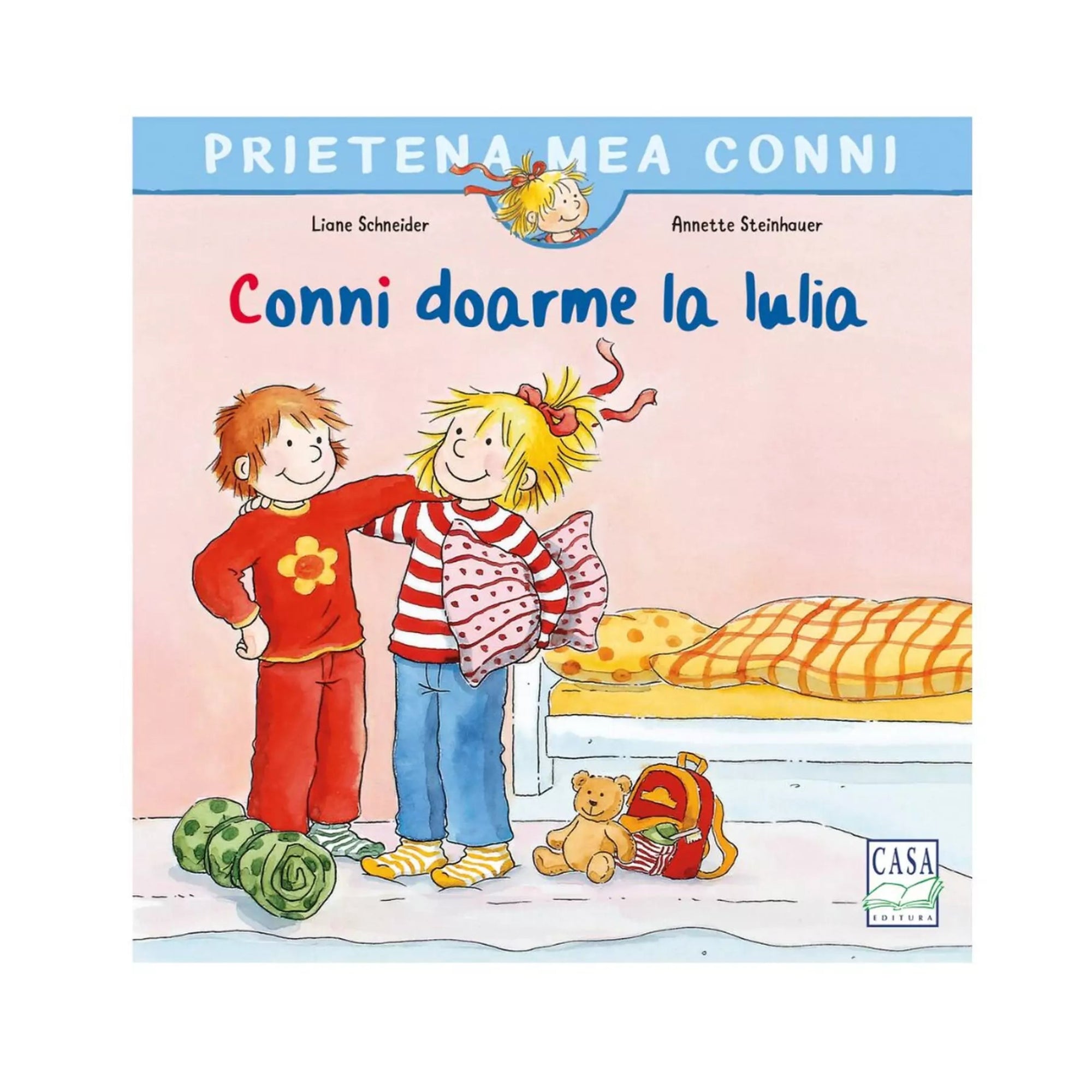 A könyvborítón a „Conni doarme la Iulia” (Prietena mea Conni sorozat) című mesekönyv látható. A rajzon két kislány szerepel: Conni piros-fehér csíkos pólóban, kockás pizsamával és piros masnival a hajában áll barátnője, Iulia mellett, aki piros pizsamát visel. A háttérben egy ágy párnákkal és takaróval, a földön pedig egy hátizsák, egy plüssmackó és egy összetekert hálózsák látható.