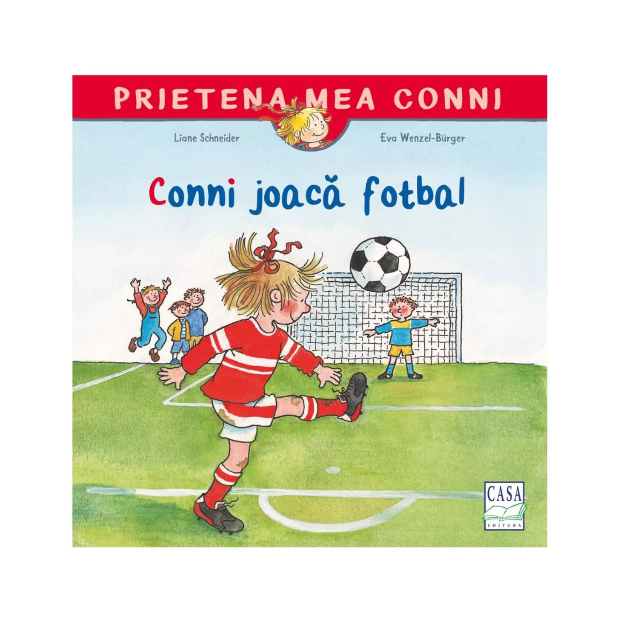 A könyvborítón a „Prietena mea Conni – Conni joacă fotbal” című kötet látható. A rajzon Conni piros-fehér focimezben rúgja a labdát a kapu felé, miközben a háttérben más gyerekek örülnek és a kapus próbálja védeni a lövést.