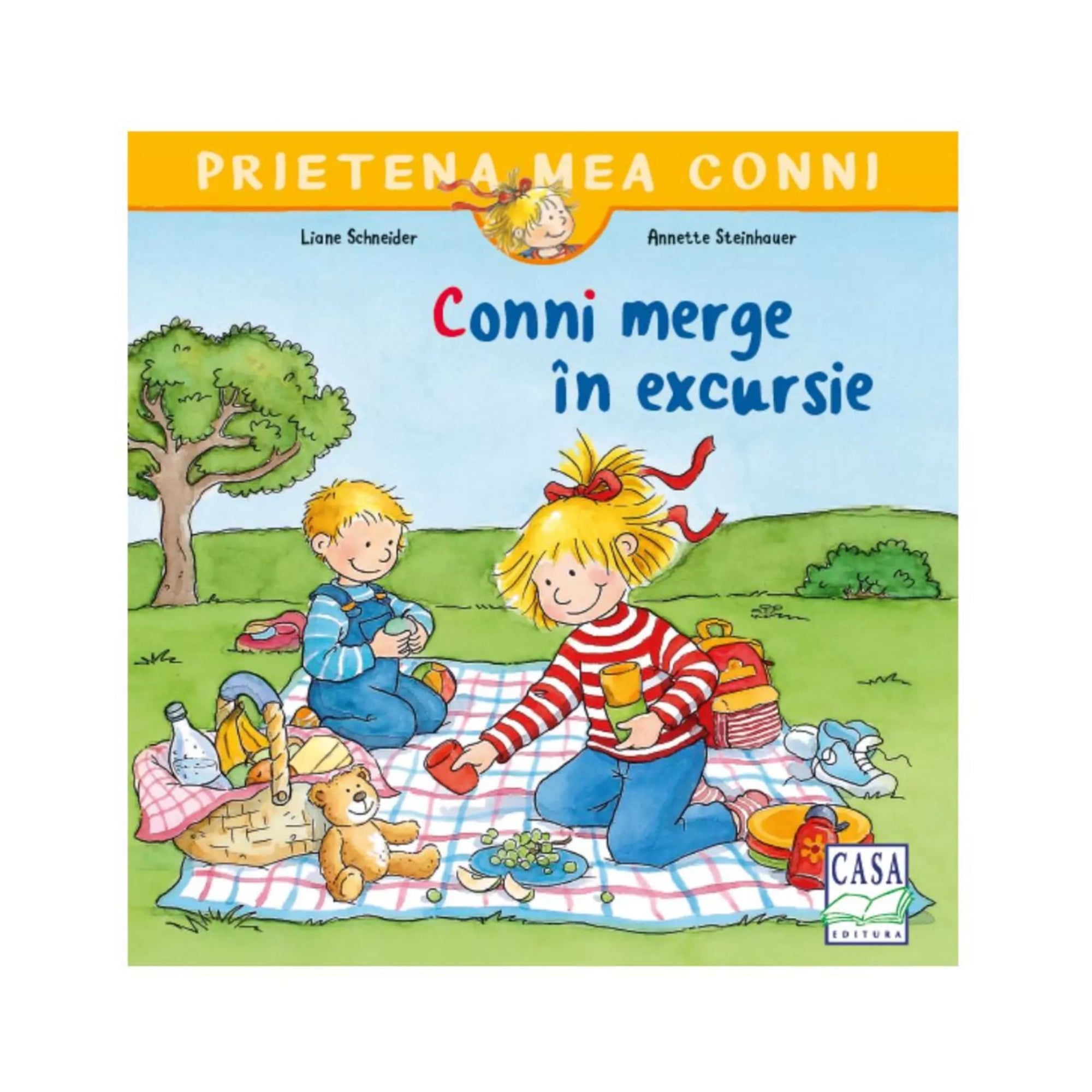 „Prietena mea Conni – Conni merge în excursie” címmel, amelyen Conni és egy kisfiú piknikeznek a fűben, pléden ülve, étellel és plüssmackóval.