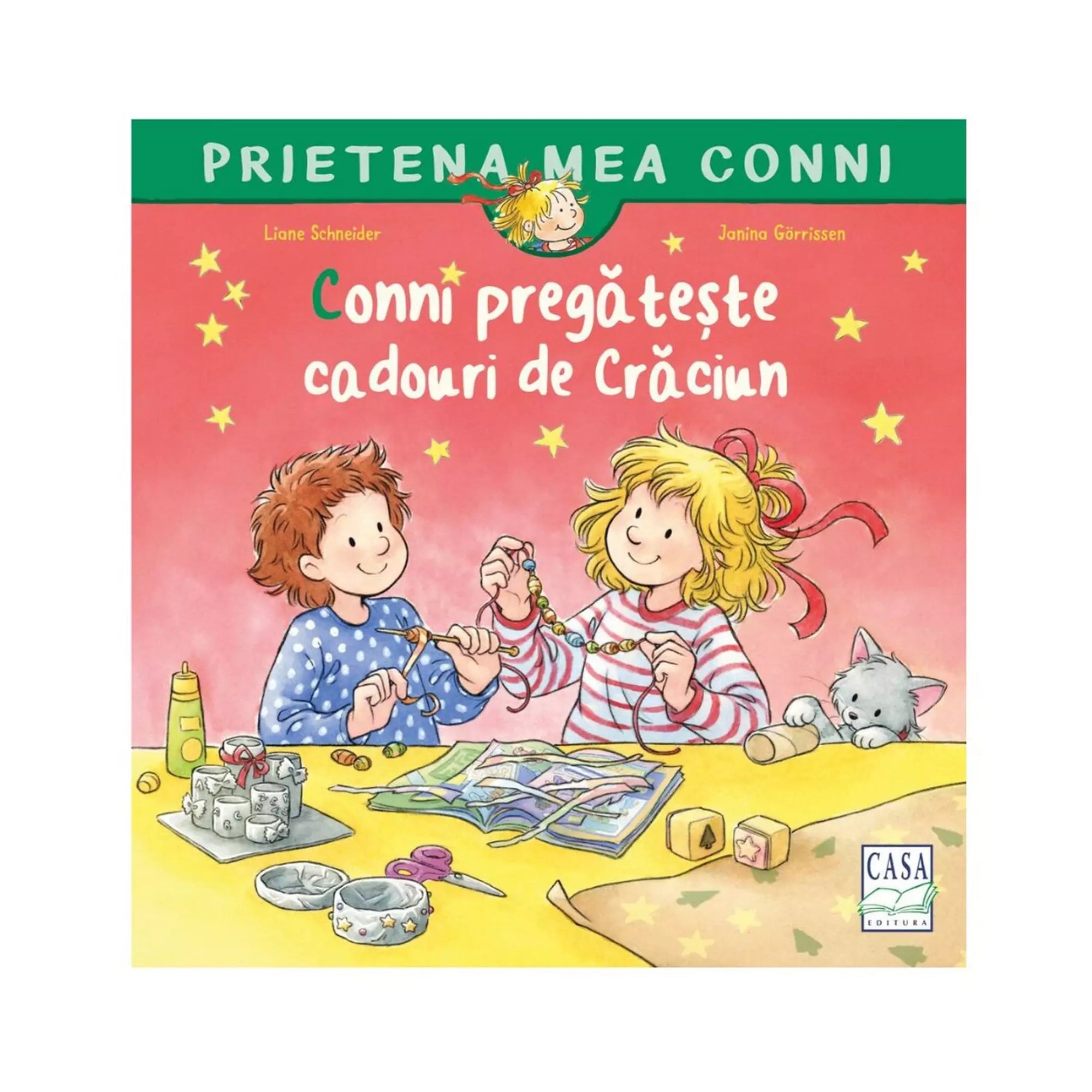 A „Prietena mea Conni – Conni pregătește cadouri de Crăciun” című gyerekkönyv borítóján Conni és egy barátja látható, amint közösen karácsonyi ajándékokat készítenek. A két mosolygó gyerek színes gyöngyfüzért fűz az asztalnál, amelyen ragasztó, olló, papírok és más kézműves eszközök hevernek.