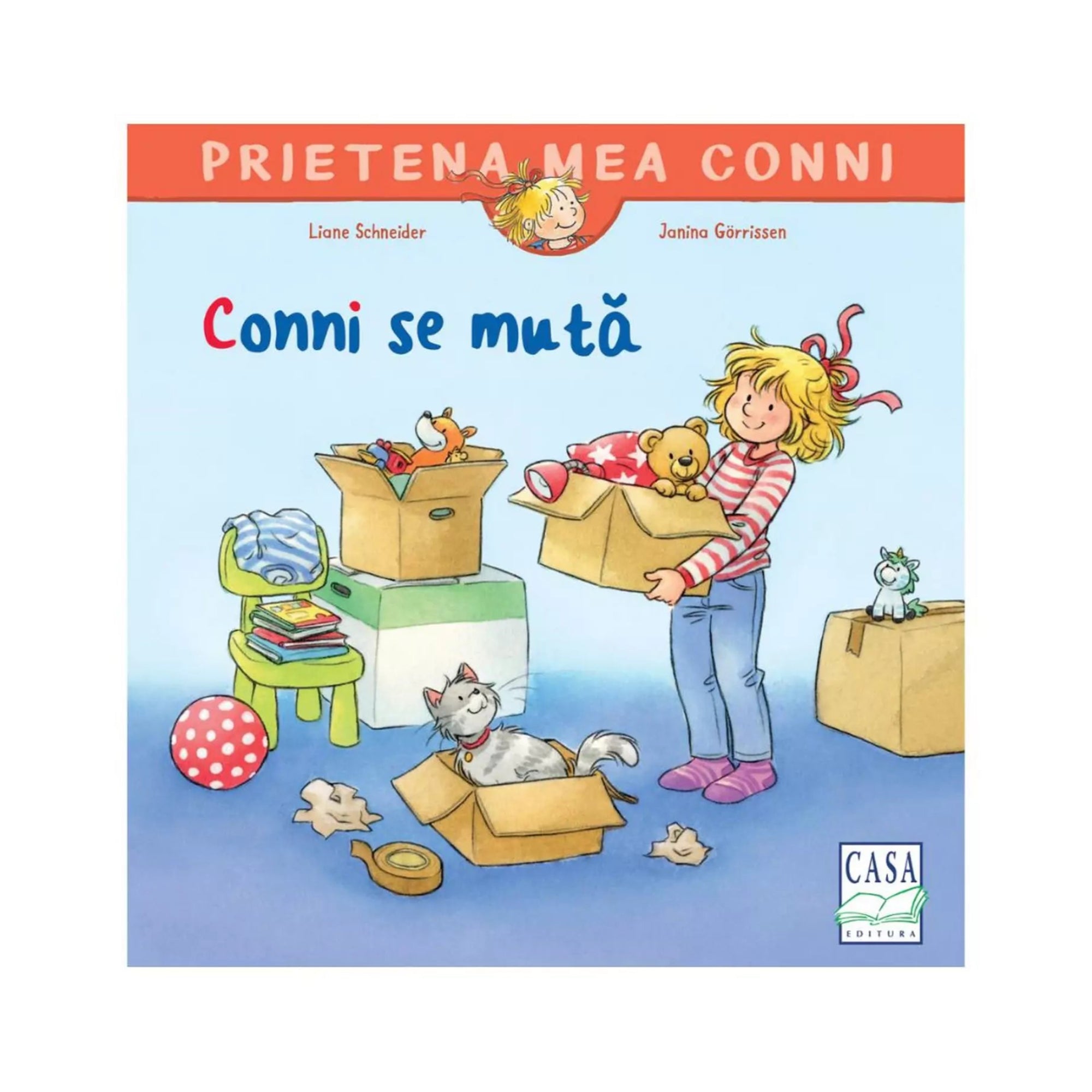 A könyvborítón a „Prietena mea Conni – Conni se mută” című gyerekkönyv látható. A rajzon Conni mosolyogva dobozt tart a kezében, benne plüssmackóval és piros pöttyös hálózsákkal. Körülötte több kartondoboz, játékok, egy szék könyvekkel, valamint egy kiscica ül az egyik nyitott dobozban.