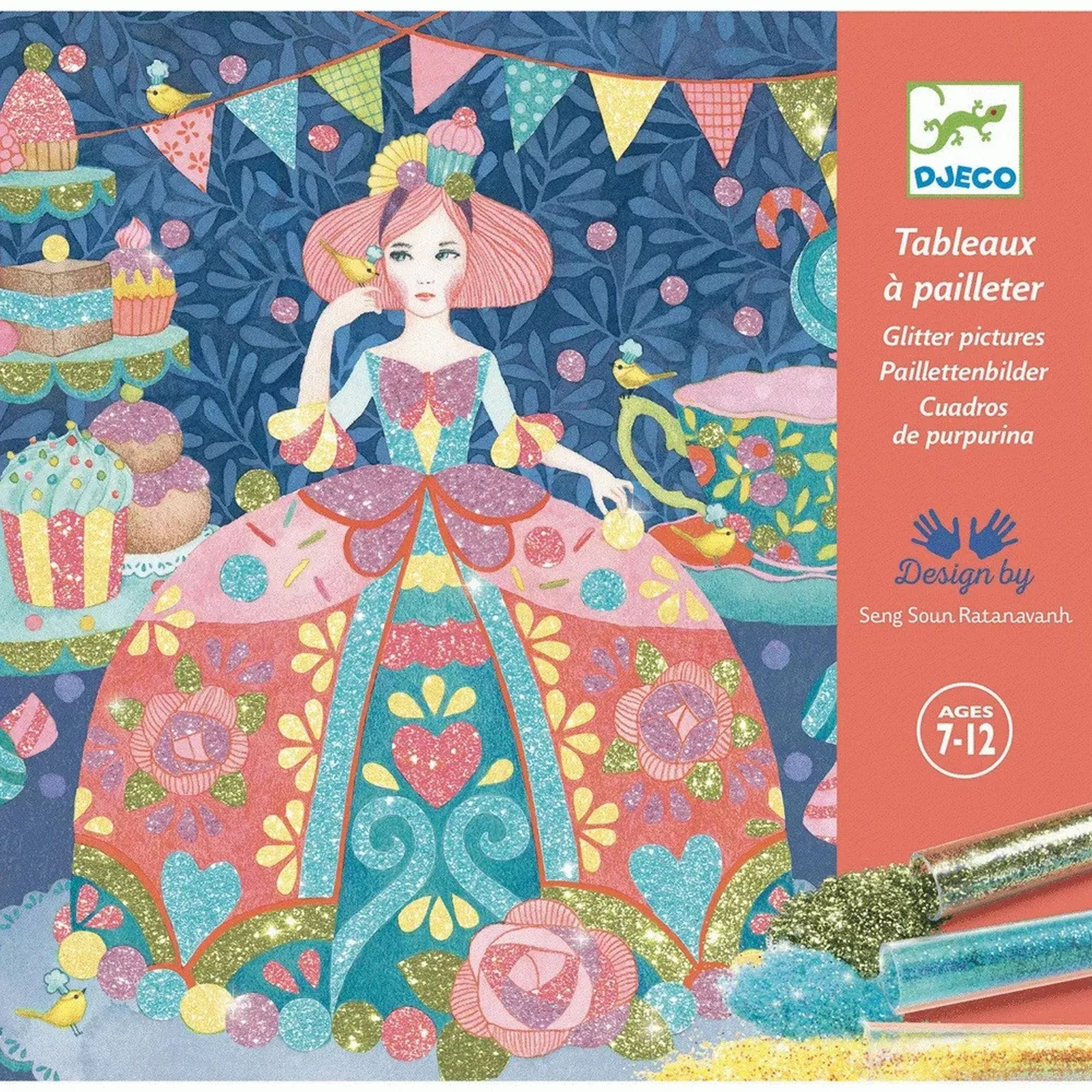 A Djeco Daydream – Álmodozás csillámporos képalkotó készlet doboza, rajta egy mesés ruhát viselő lány csillogó mintákkal, süteményekkel és díszekkel körülvéve. A dobozon a csillámképkészítés megnevezése több nyelven és a 7–12 éves korosztály ajánlása is látható.