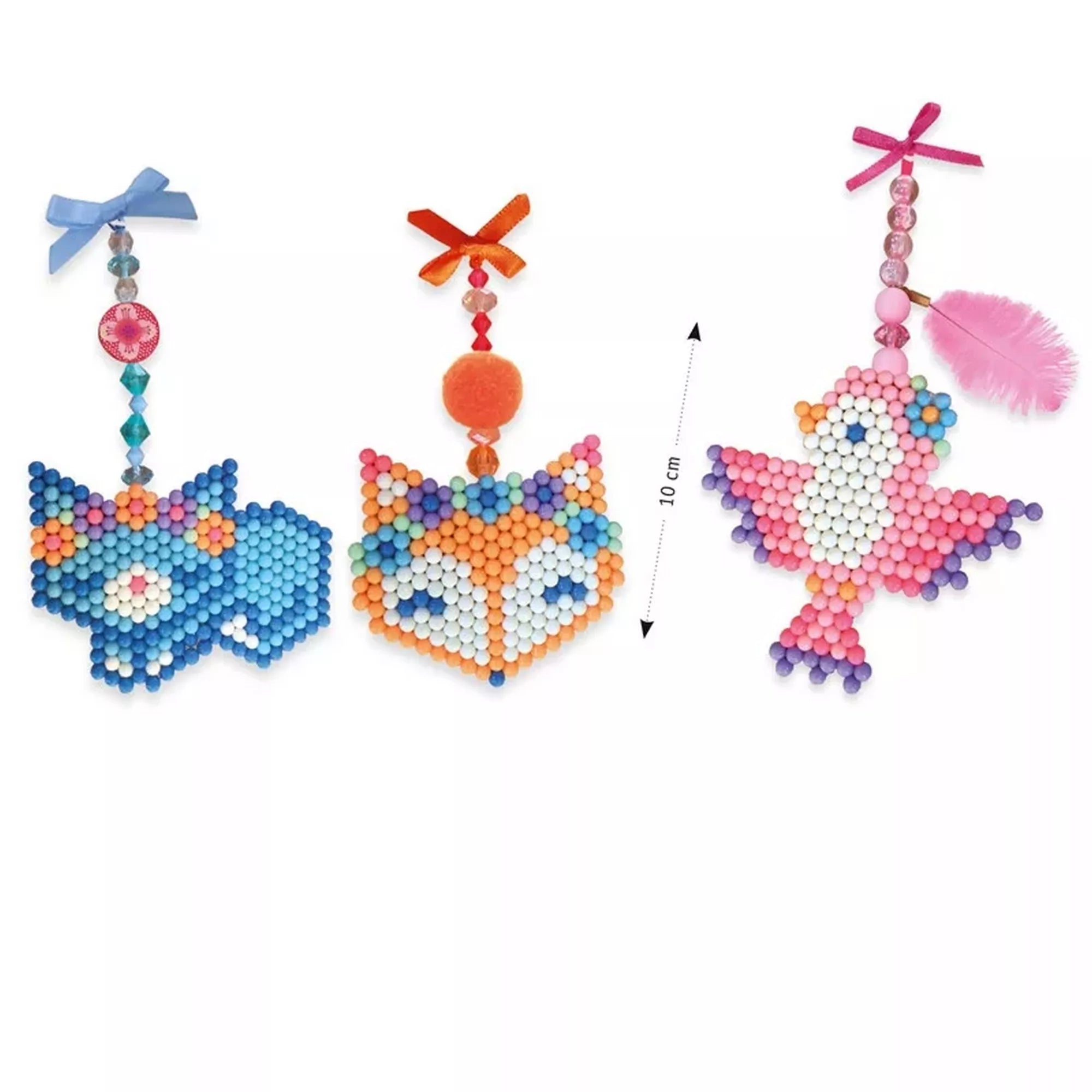 Vízzel tapadó gyöngyökből készült állatos függődíszek, Djeco Artistic Aqua Country Charm kreatív szett kész alkotásai