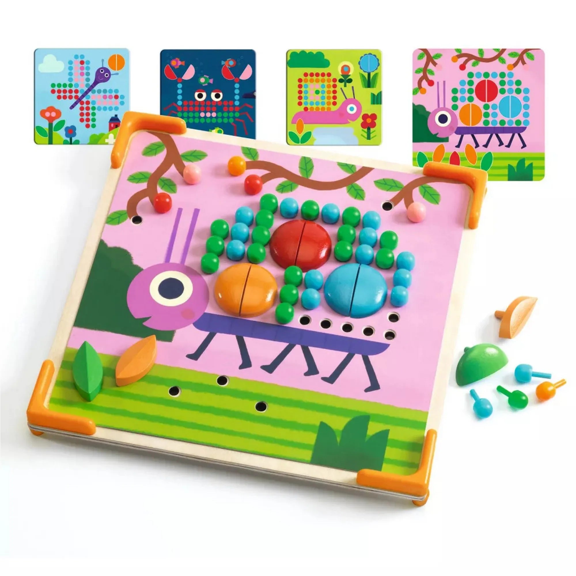 Djeco Kis állatok mozaik készítő – Fa mozaik tábla csiga mintával, színes fa peckekkel és mintakártyákkal.