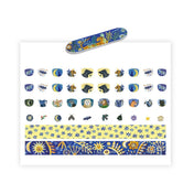 Djeco Moonlight Reflections körömmatrica szett tartalma: körömmatricák különböző méretekben, csillagos dekorcsíkok és illusztrált reszelő.