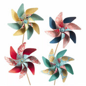 „Négy elkészült Djeco szélforgó különböző virágos mintákkal és élénk színekkel. A szélforgók fa pálcára rögzítve láthatók, a lapok mintái türkiz, piros, rózsaszín és sárga árnyalatokban pompáznak.”