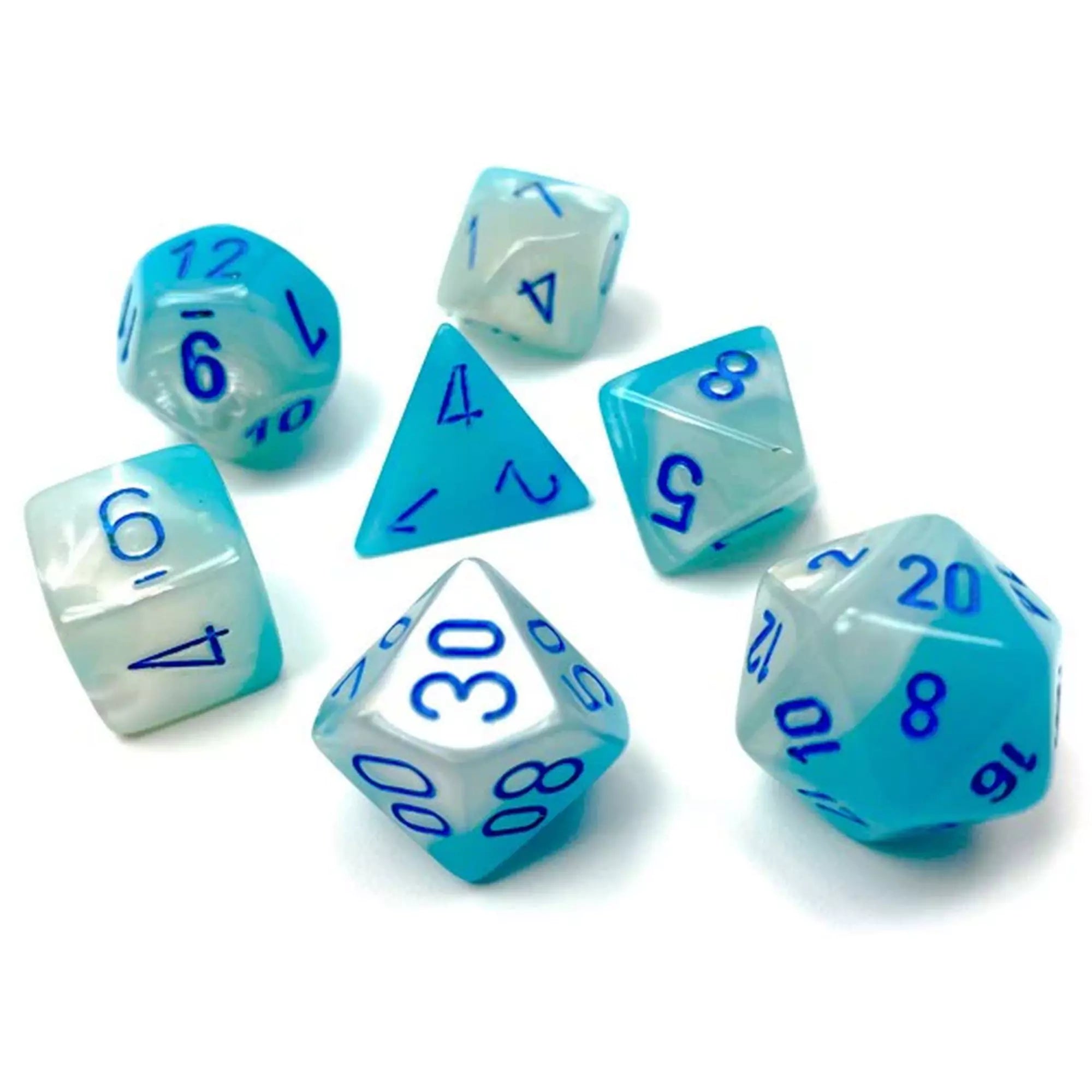„Dobókocka szett türkiz, fehér, kék – 7 darabos Chessex Gemini készlet szórt elrendezésben, jól olvasható kék számokkal”