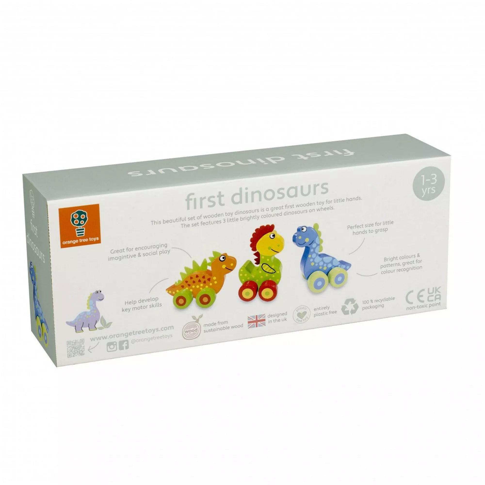 A „First Dinosaurs” készlet hátoldala, részletes leírással az Orange Tree Toys három kerekes fa dinoszauruszáról – fejlesztő, biztonságos és színes játék kisgyermekeknek.