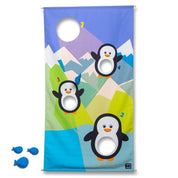 A BS Toys Feed the Penguin játék kiterítve, négy számozott lyukkal a pingvinek pocakján, mellette három kék hal formájú babzsák.