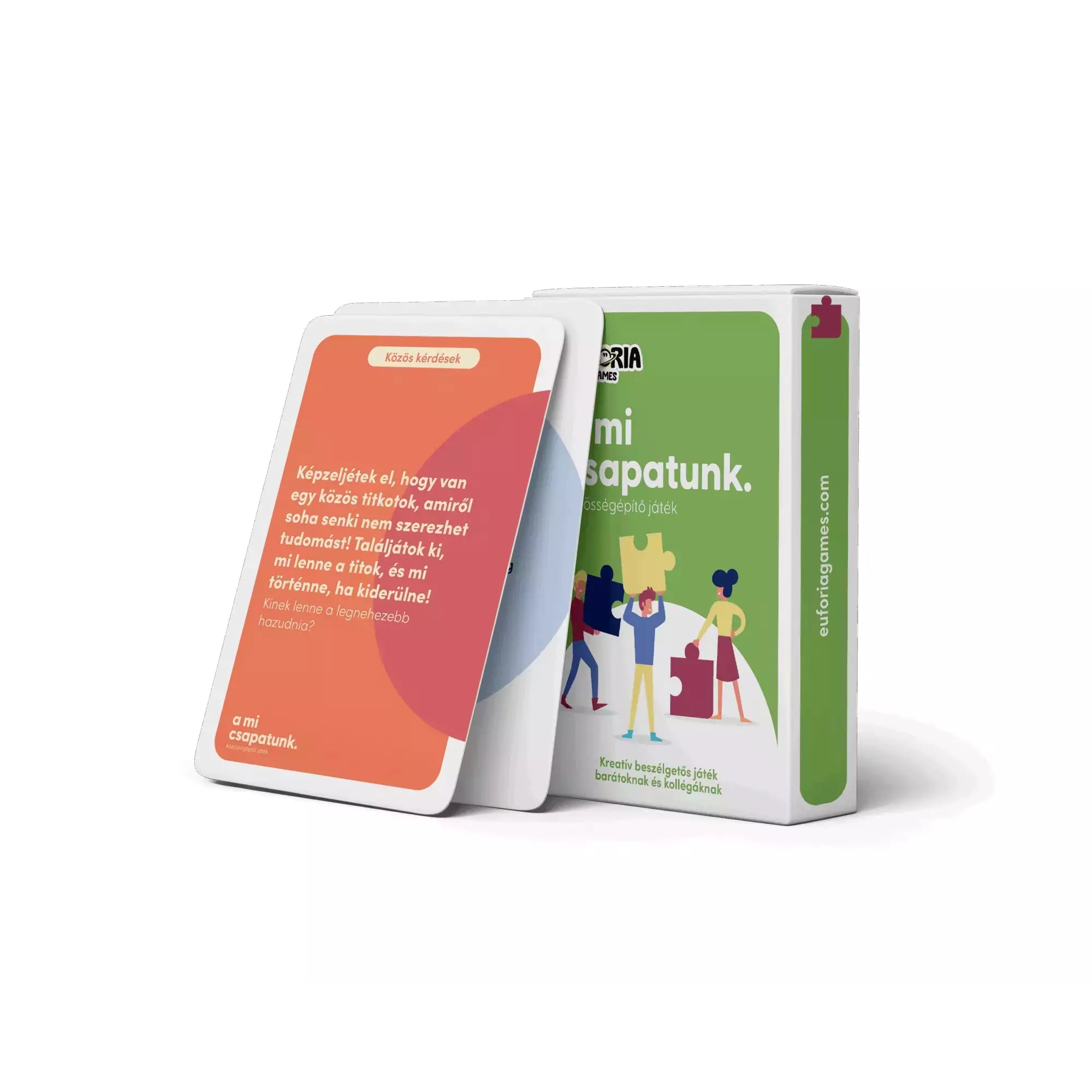 A mi csapatunk társasjáték doboza és két színes kérdéskártya álló helyzetben, az egyik lapon közös titok kitalálása szerepel.